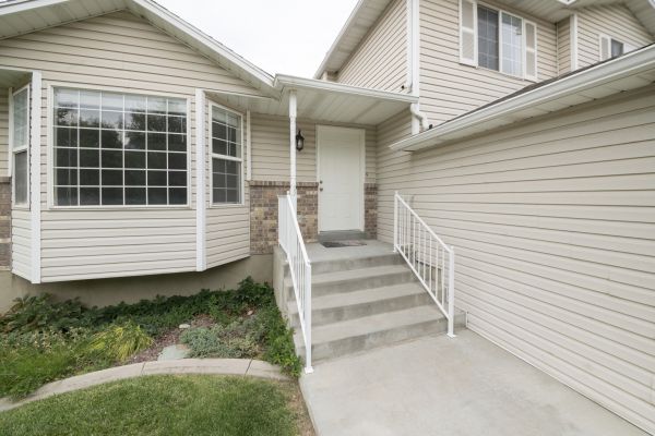 Cost of White Vinyl Siding Replacement in Port Angeles